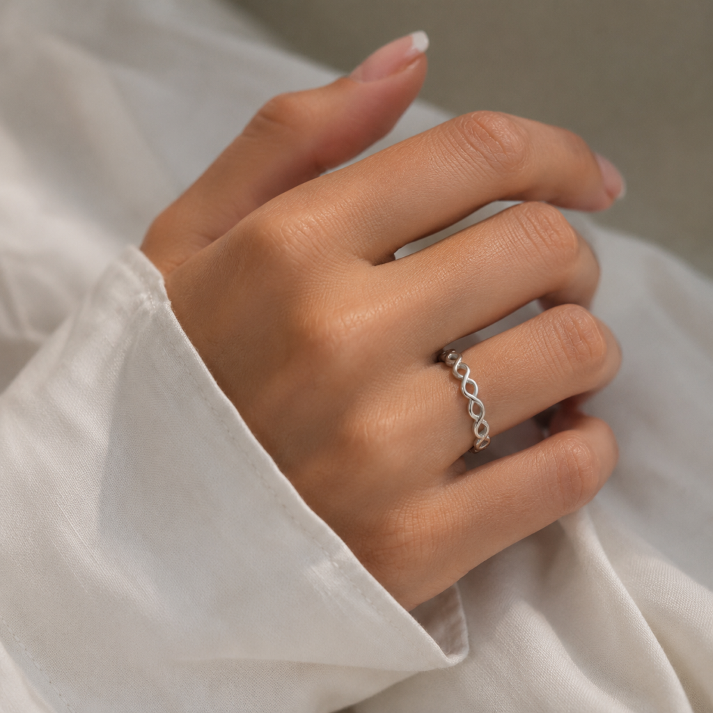 Anillo Infinito Entrelazado
